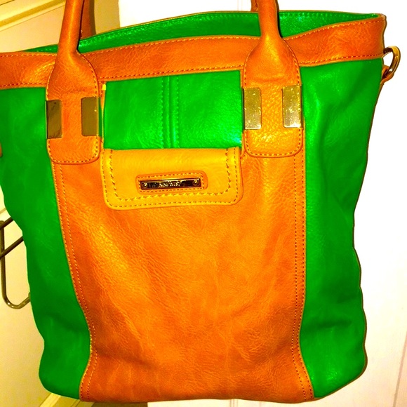 Nine West pocket book green and tan $45 - Picture 2 of 9